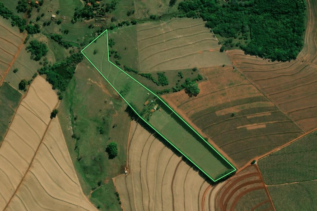 Imagem de satélite do imóvel rural em Bariri (SP), com o contorno declarado no CAR desenhado por cima.