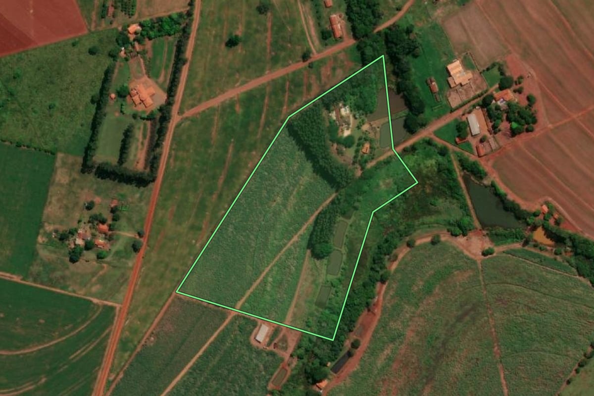 Imagem de satélite do imóvel rural em Bariri (SP), com o contorno declarado no CAR desenhado por cima.