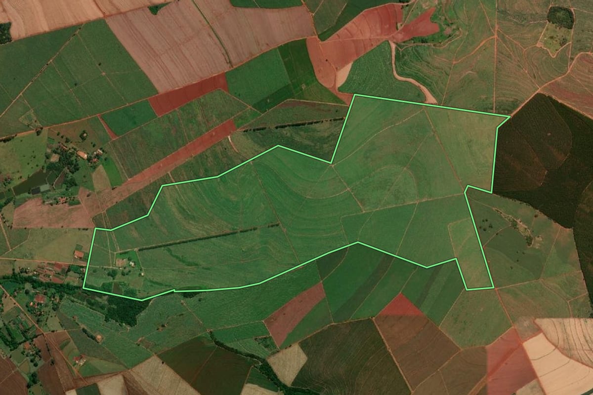 Imagem de satélite do imóvel rural em Bariri (SP), com o contorno declarado no CAR desenhado por cima.