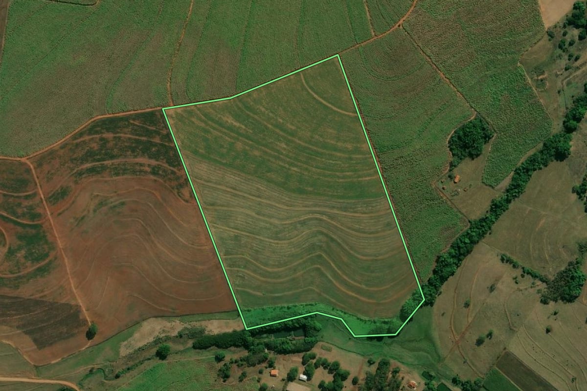 Imagem de satélite do imóvel rural em Bariri (SP), com o contorno declarado no CAR desenhado por cima.