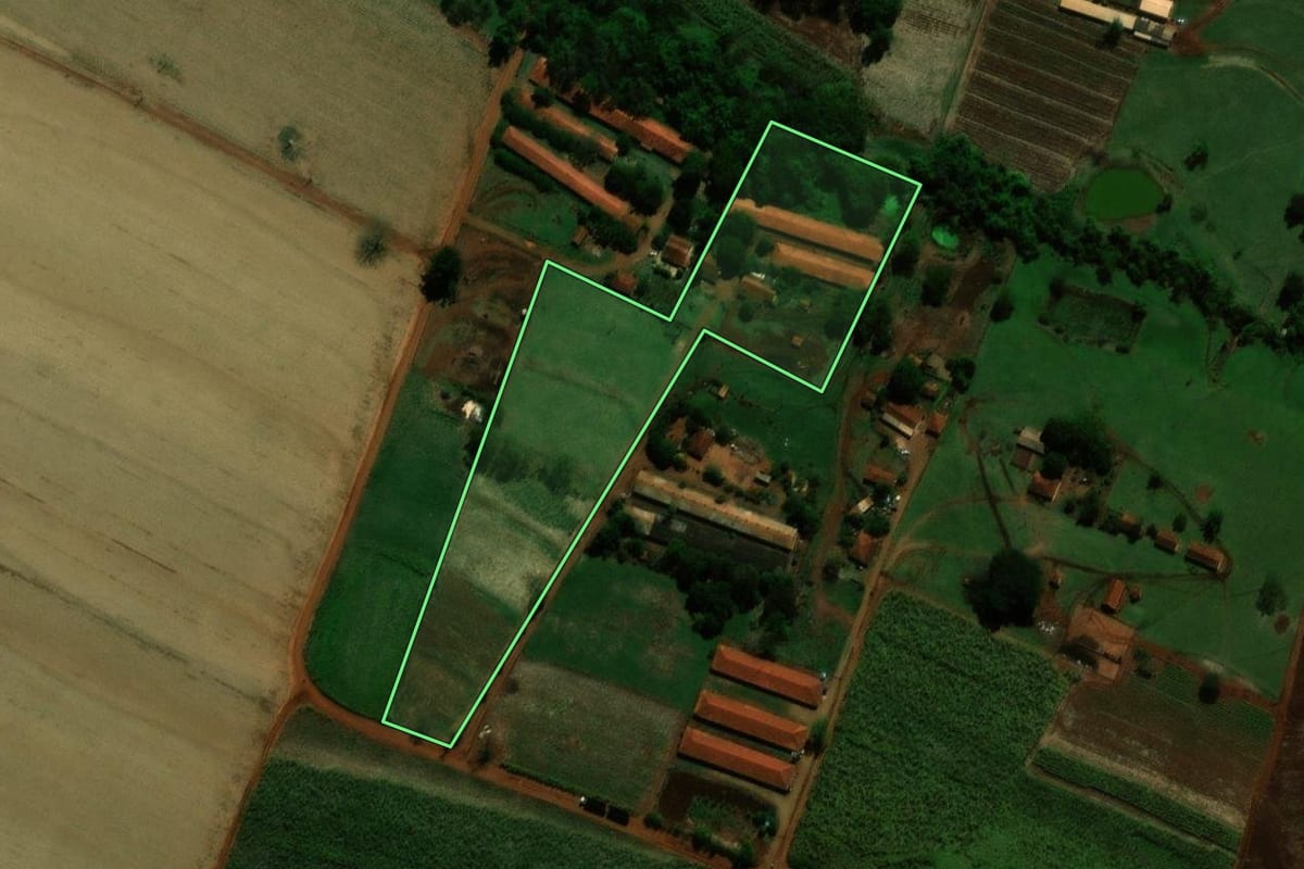 Imagem de satélite do imóvel rural em Bariri (SP), com o contorno declarado no CAR desenhado por cima.