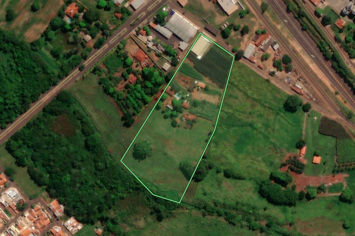 Imagem de satélite do imóvel rural em Bariri (SP), com o contorno declarado no CAR desenhado por cima.