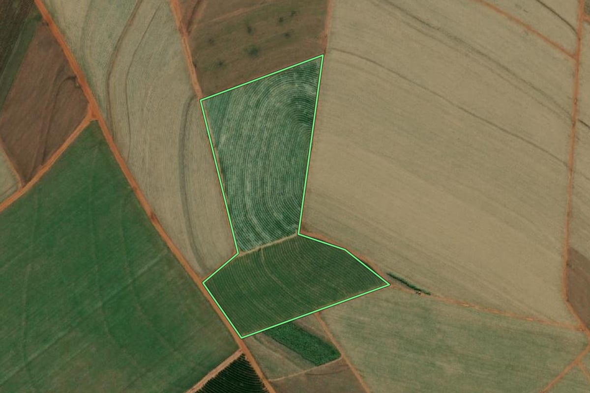 Imagem de satélite do imóvel rural em Bariri (SP), com o contorno declarado no CAR desenhado por cima.