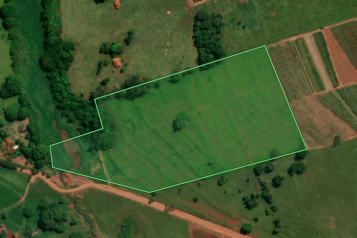Imagem de satélite do imóvel rural em Bariri (SP), com o contorno declarado no CAR desenhado por cima.