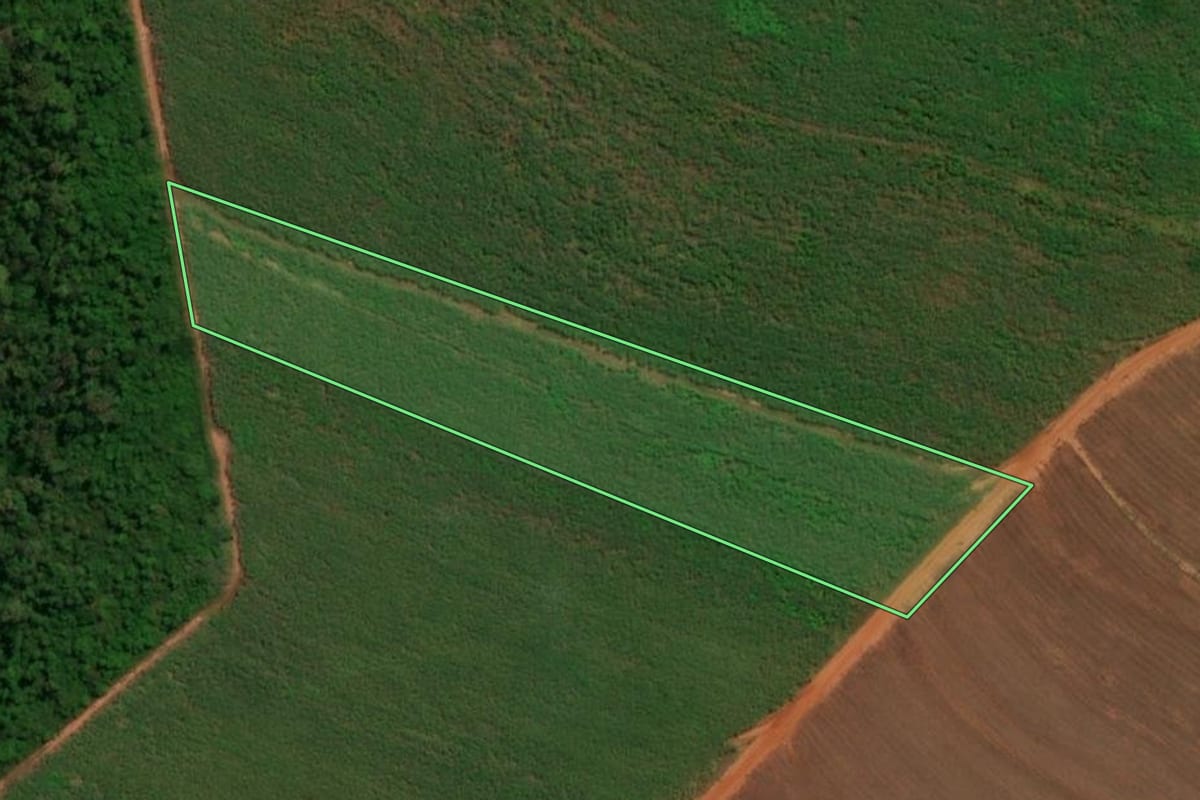 Imagem de satélite do imóvel rural em Bariri (SP), com o contorno declarado no CAR desenhado por cima.