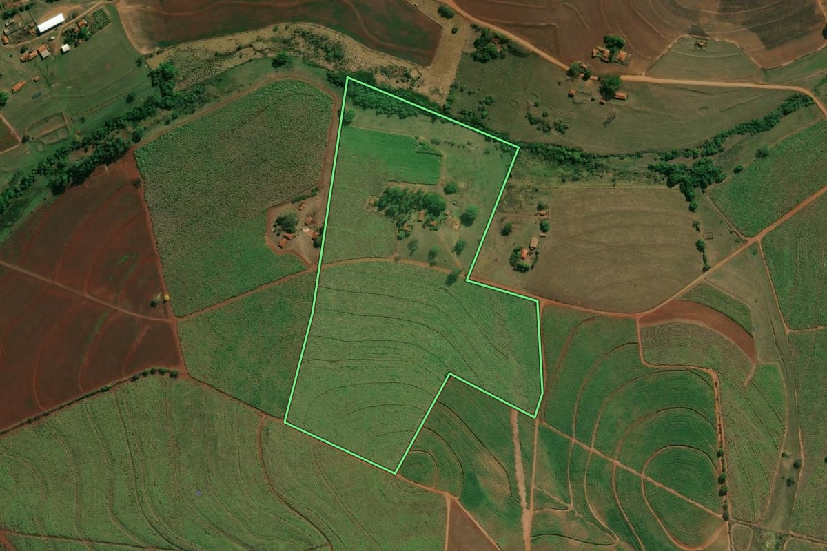 Imagem de satélite do imóvel rural em Bariri (SP), com o contorno declarado no CAR desenhado por cima.