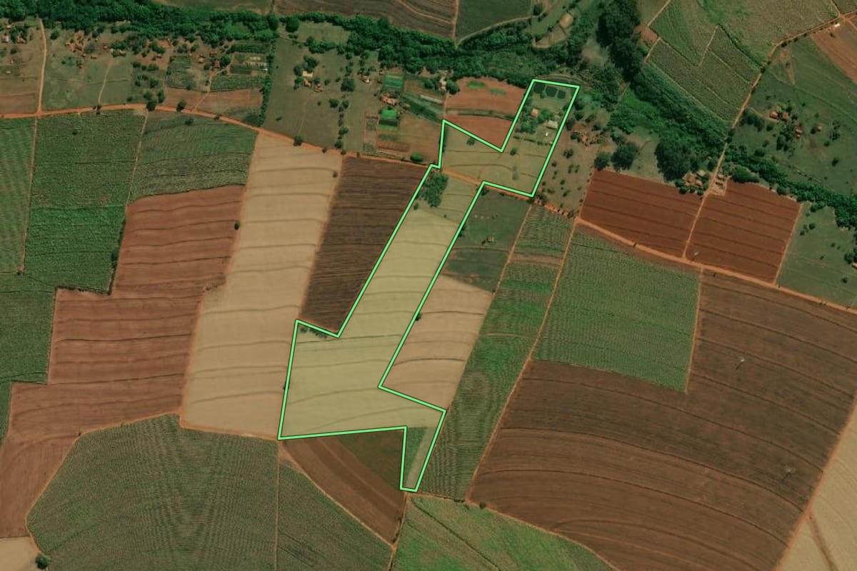 Imagem de satélite do imóvel rural em Bariri (SP), com o contorno declarado no CAR desenhado por cima.