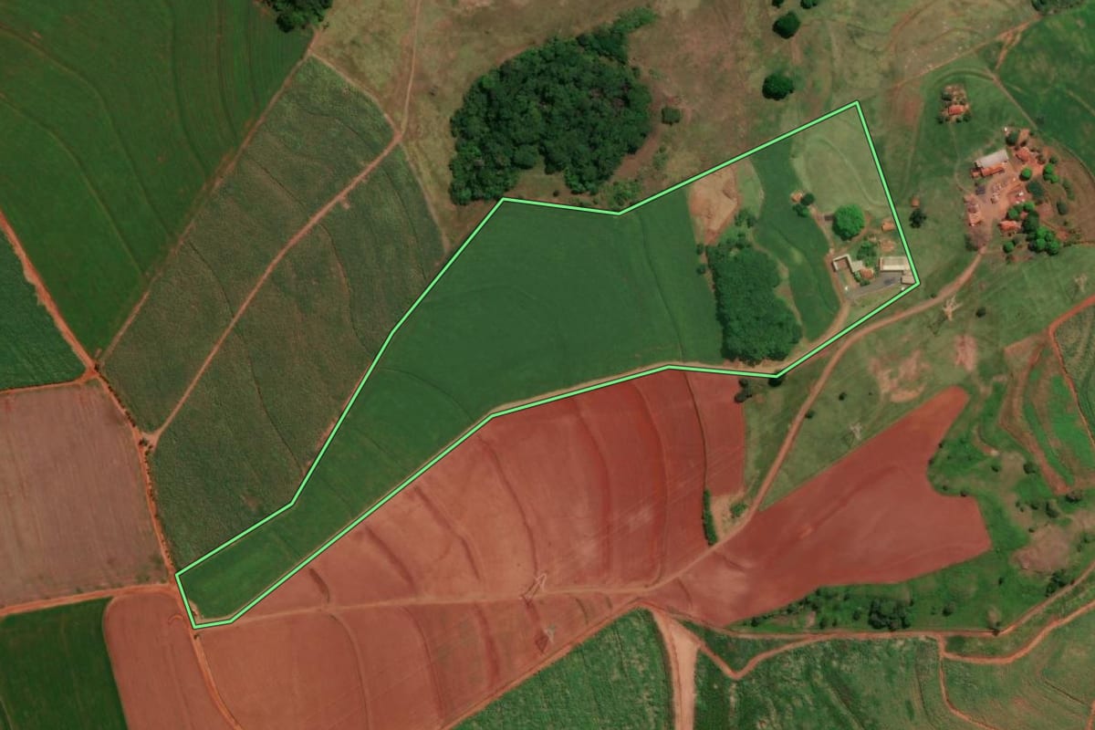 Imagem de satélite do imóvel rural em Bariri (SP), com o contorno declarado no CAR desenhado por cima.