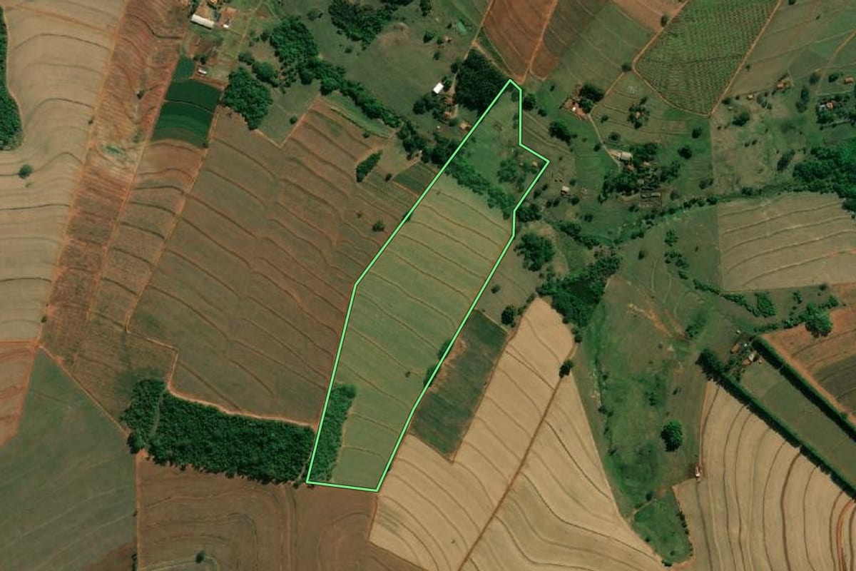 Imagem de satélite do imóvel rural em Bariri (SP), com o contorno declarado no CAR desenhado por cima.