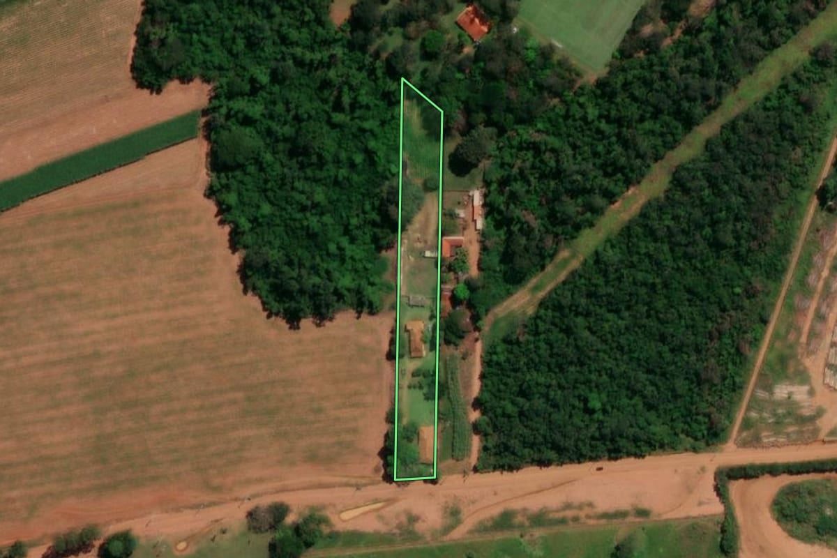 Imagem de satélite do imóvel rural em Bariri (SP), com o contorno declarado no CAR desenhado por cima.