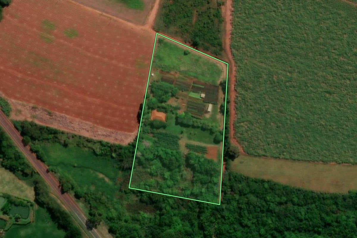 Imagem de satélite do imóvel rural em Bariri (SP), com o contorno declarado no CAR desenhado por cima.