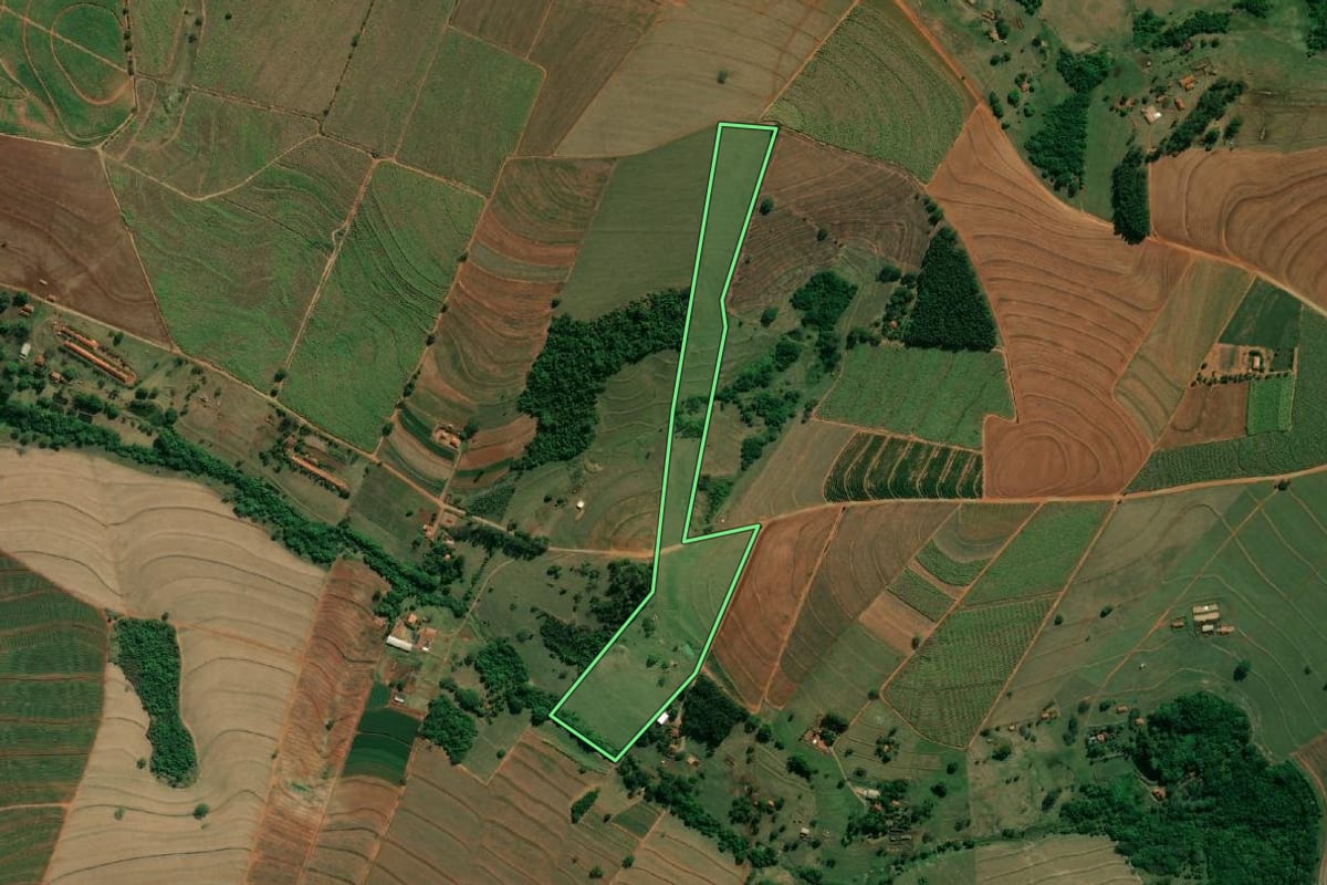 Imagem de satélite do imóvel rural em Bariri (SP), com o contorno declarado no CAR desenhado por cima.