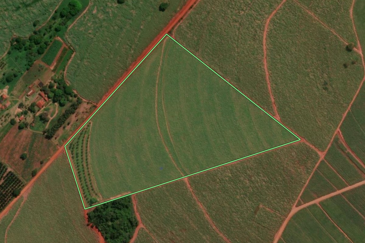 Imagem de satélite do imóvel rural em Bariri (SP), com o contorno declarado no CAR desenhado por cima.