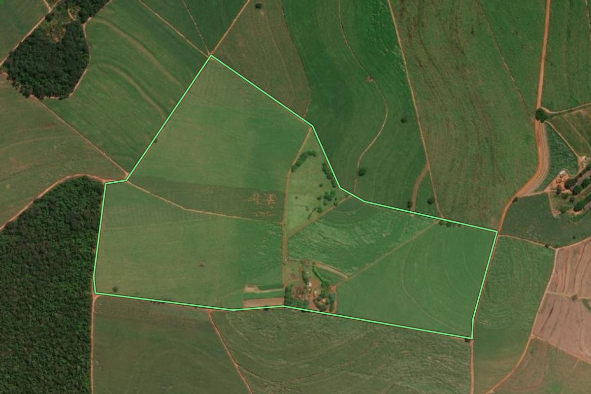 Imagem de satélite do imóvel rural em Bariri (SP), com o contorno declarado no CAR desenhado por cima.
