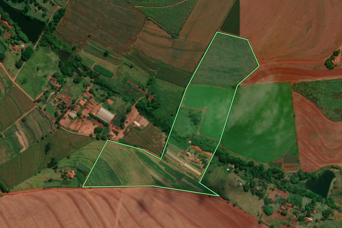 Imagem de satélite do imóvel rural em Bariri (SP), com o contorno declarado no CAR desenhado por cima.