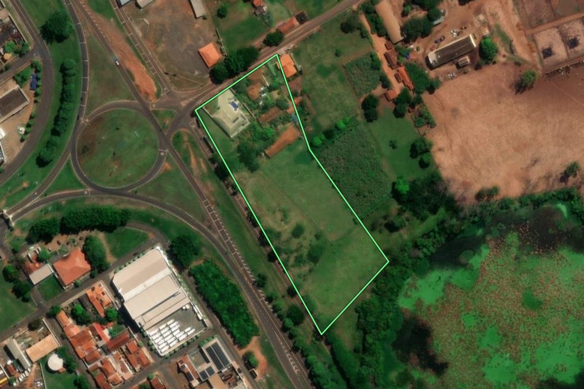 Imagem de satélite do imóvel rural em Bariri (SP), com o contorno declarado no CAR desenhado por cima.