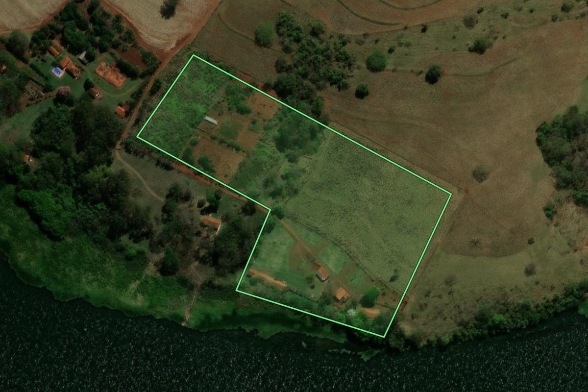 Imagem de satélite do imóvel rural em Bariri (SP), com o contorno declarado no CAR desenhado por cima.