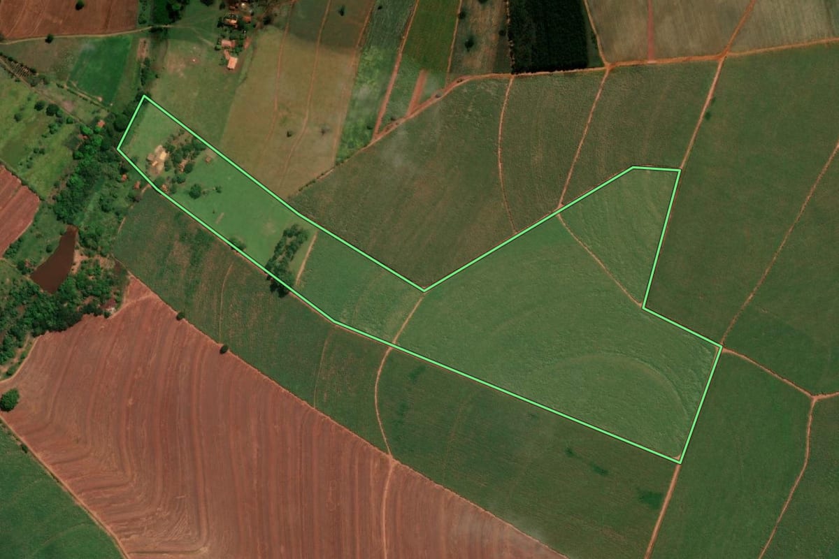 Imagem de satélite do imóvel rural em Bariri (SP), com o contorno declarado no CAR desenhado por cima.