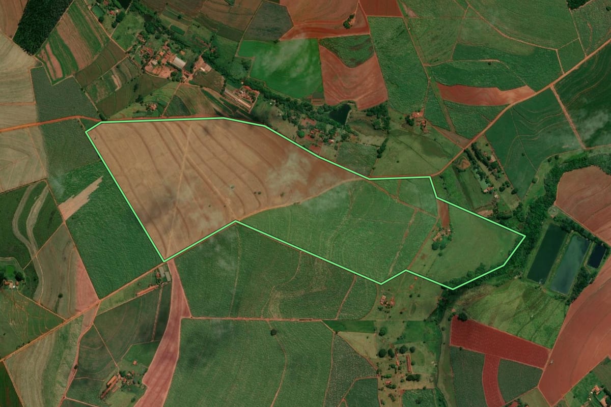Imagem de satélite do imóvel rural em Bariri (SP), com o contorno declarado no CAR desenhado por cima.