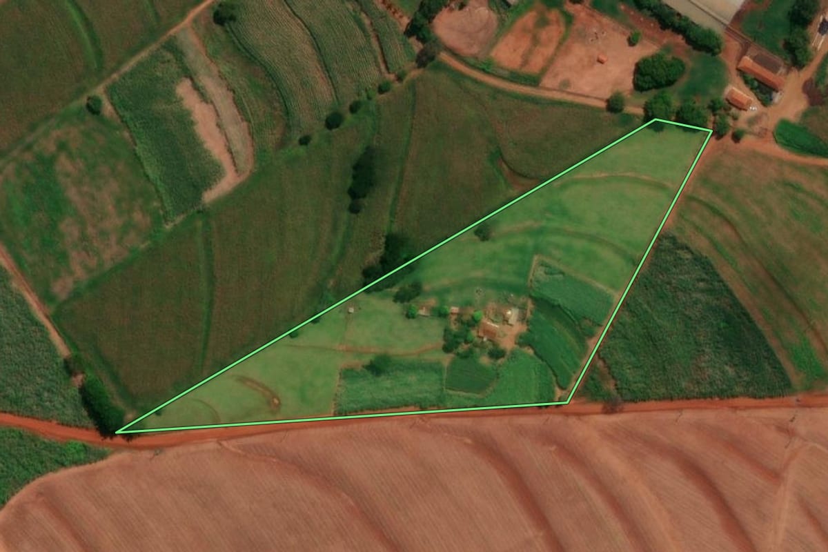 Imagem de satélite do imóvel rural em Bariri (SP), com o contorno declarado no CAR desenhado por cima.