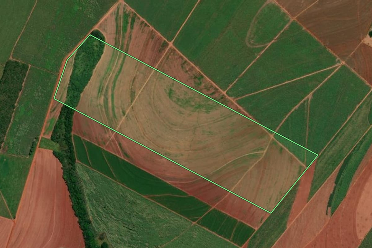 Imagem de satélite do imóvel rural em Bariri (SP), com o contorno declarado no CAR desenhado por cima.