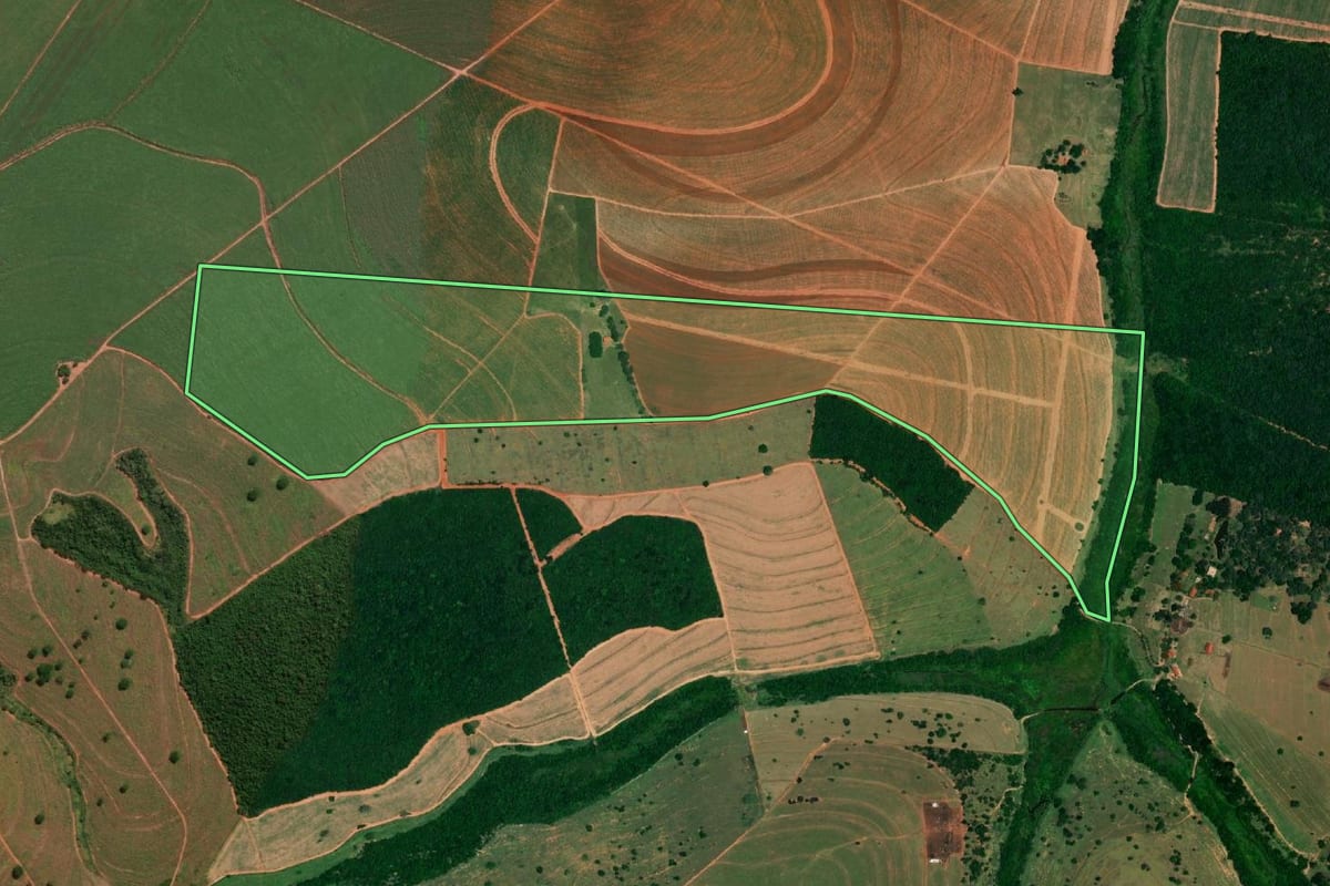 Imagem de satélite do imóvel rural em Bariri (SP), com o contorno declarado no CAR desenhado por cima.