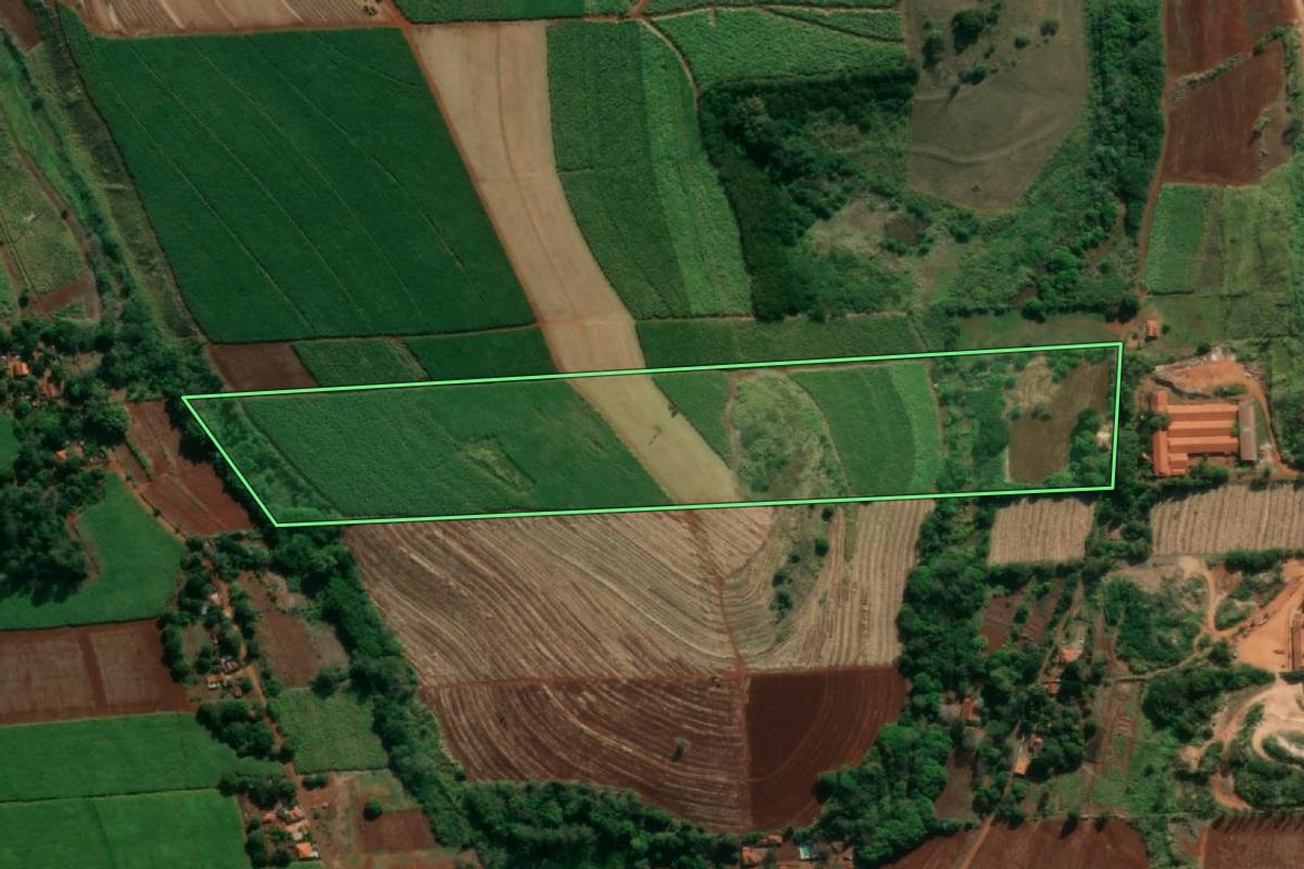 Imagem de satélite do imóvel rural em Barra Bonita (SP), com o contorno declarado no CAR desenhado por cima.