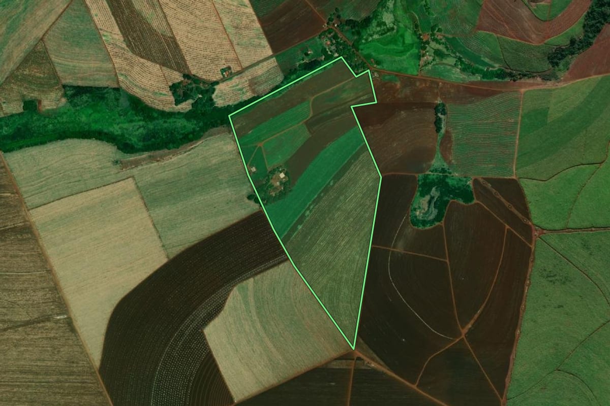 Imagem de satélite do imóvel rural em Barra Bonita (SP), com o contorno declarado no CAR desenhado por cima.
