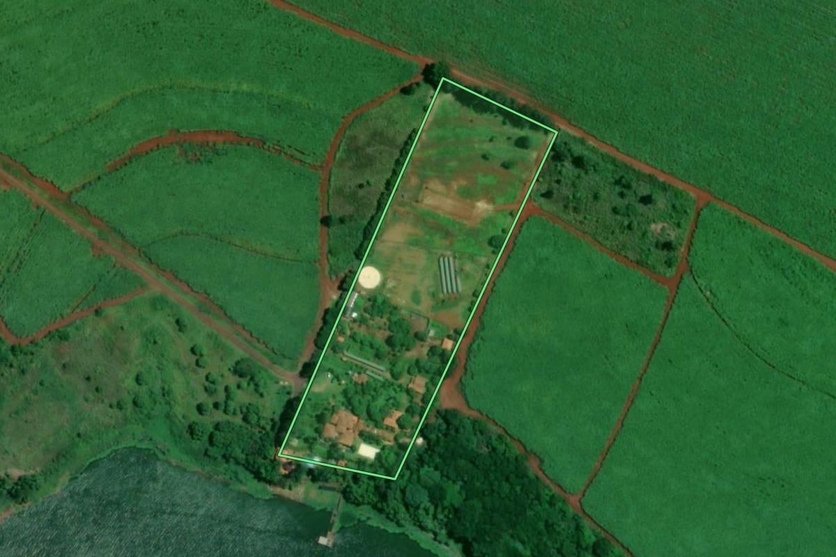 Imagem de satélite do imóvel rural em Barra Bonita (SP), com o contorno declarado no CAR desenhado por cima.