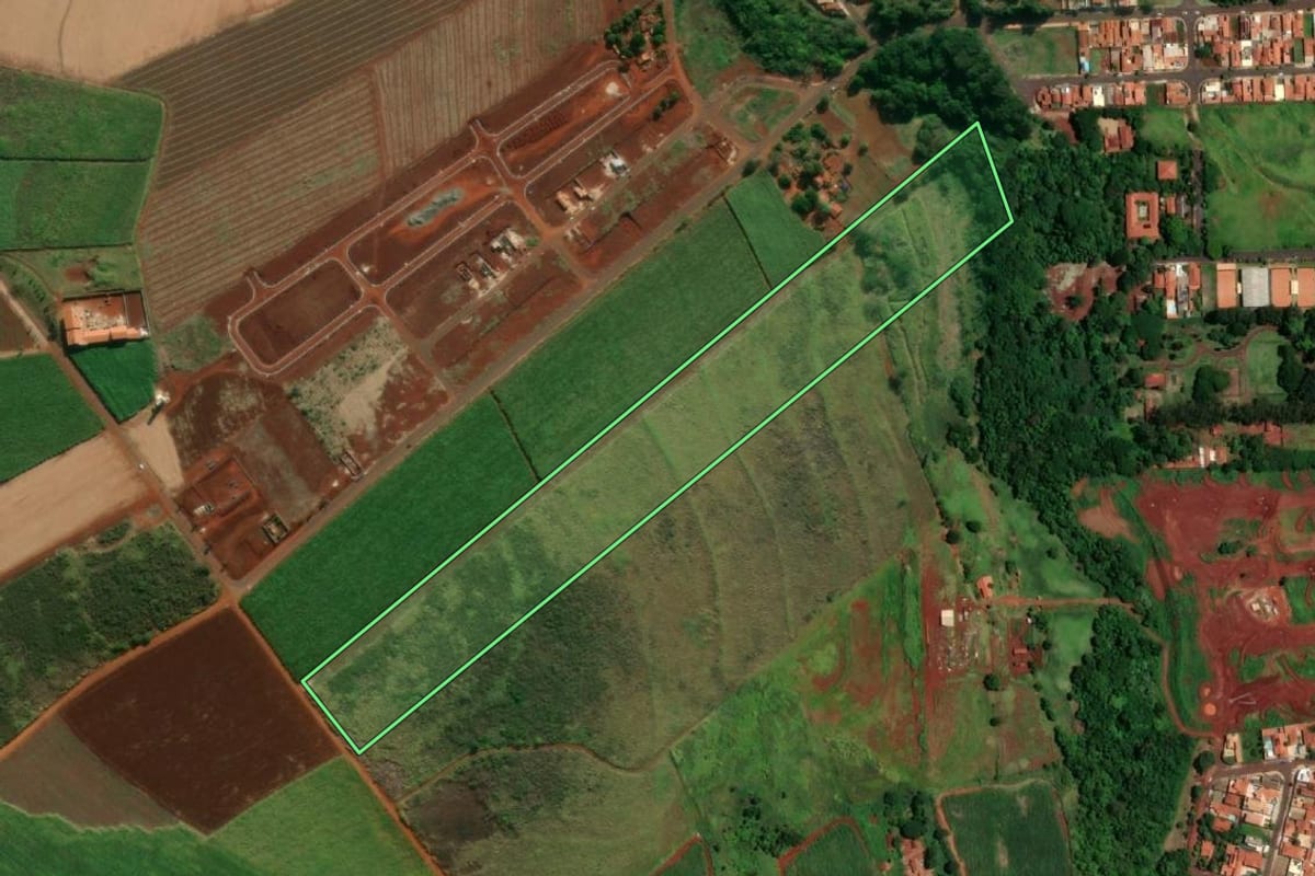 Imagem de satélite do imóvel rural em Barra Bonita (SP), com o contorno declarado no CAR desenhado por cima.