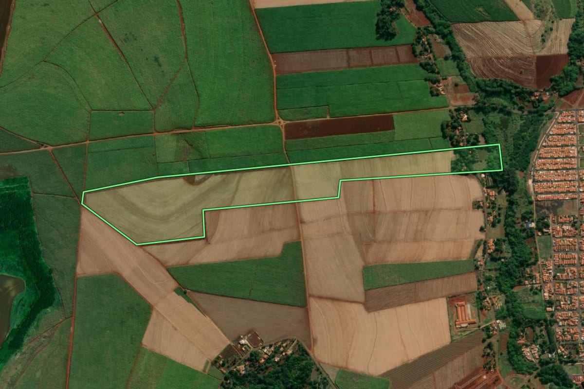 Imagem de satélite do imóvel rural em Barra Bonita (SP), com o contorno declarado no CAR desenhado por cima.