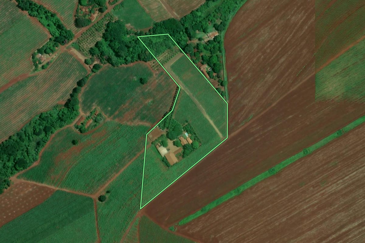 Imagem de satélite do imóvel rural em Barra Bonita (SP), com o contorno declarado no CAR desenhado por cima.