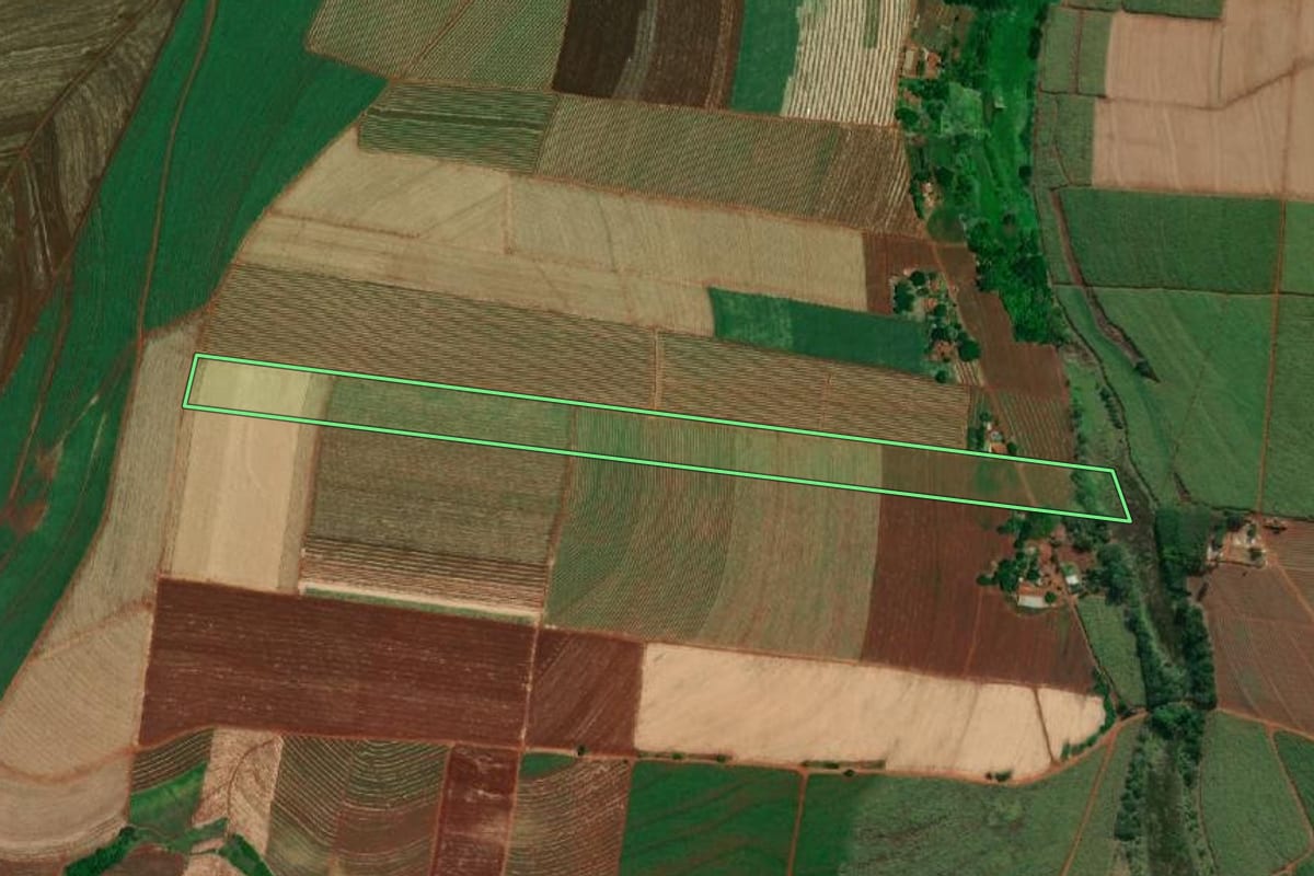 Imagem de satélite do imóvel rural em Barra Bonita (SP), com o contorno declarado no CAR desenhado por cima.
