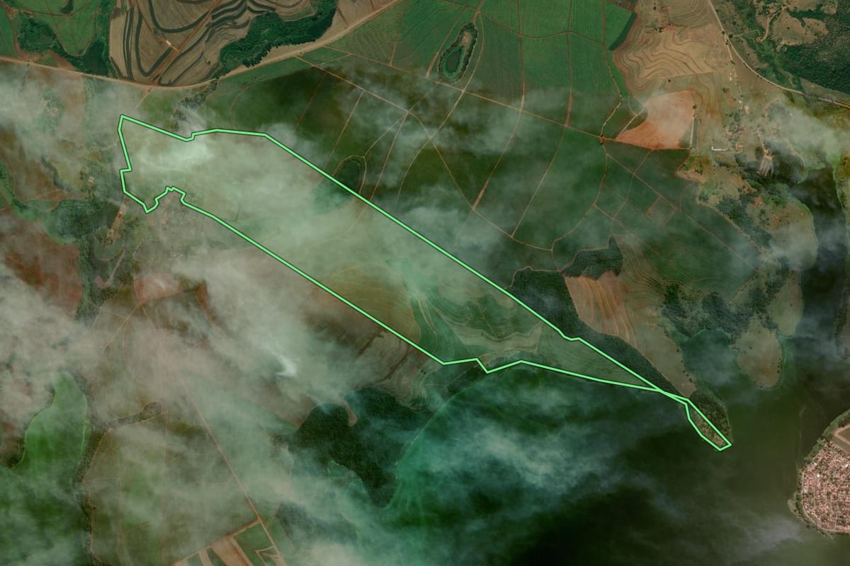 Imagem de satélite do imóvel rural em Barra Bonita (SP), com o contorno declarado no CAR desenhado por cima.
