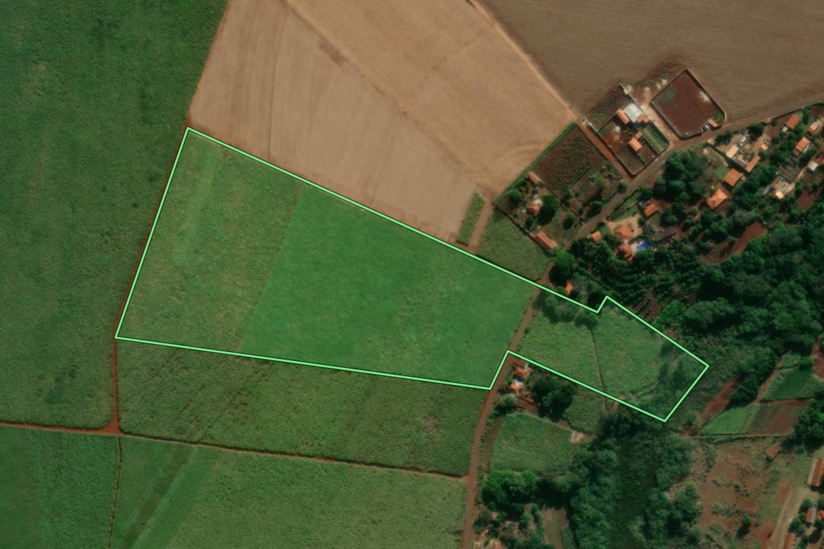 Imagem de satélite do imóvel rural em Barra Bonita (SP), com o contorno declarado no CAR desenhado por cima.