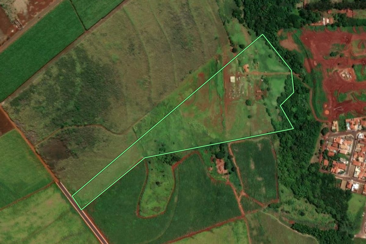 Imagem de satélite do imóvel rural em Barra Bonita (SP), com o contorno declarado no CAR desenhado por cima.