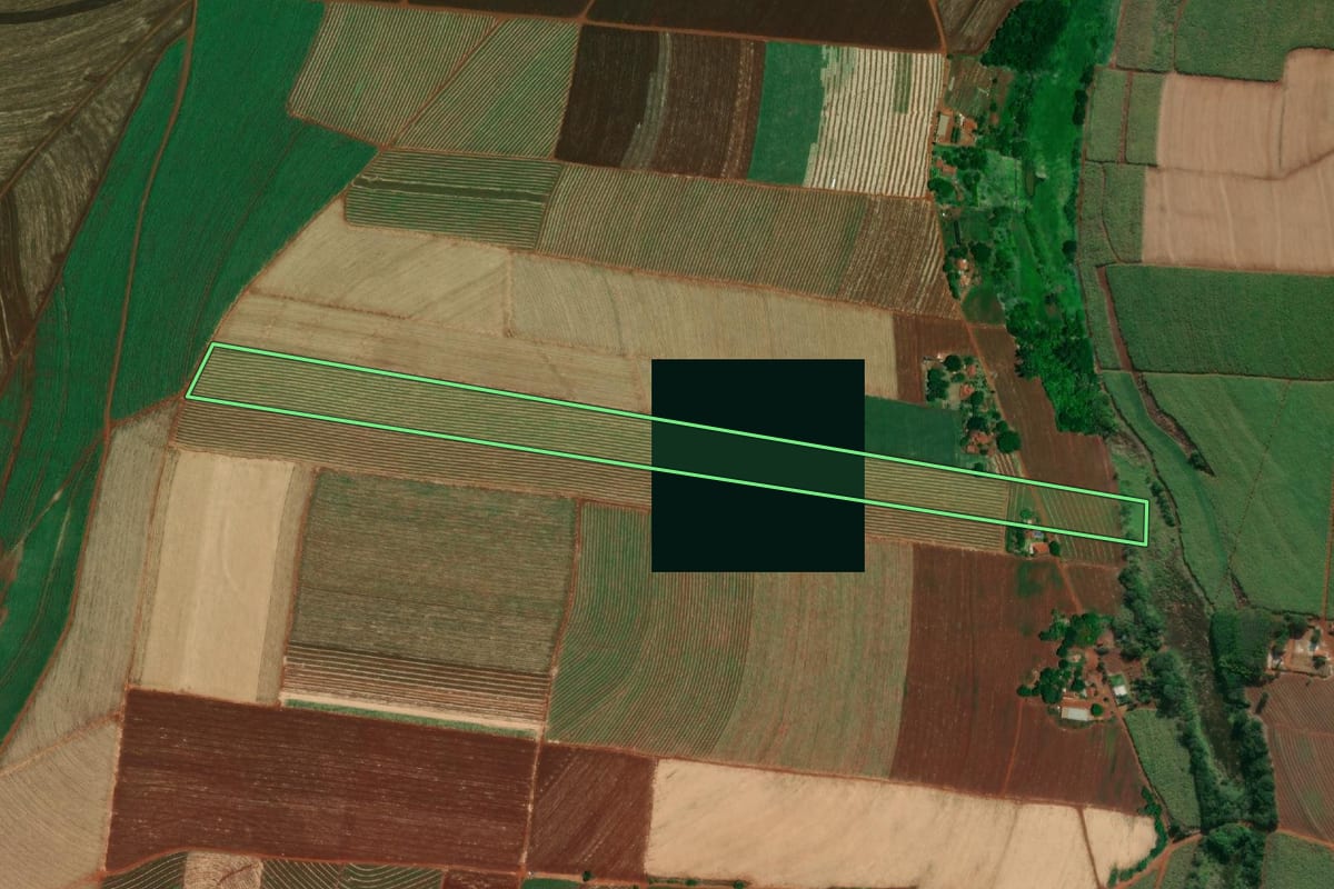 Imagem de satélite do imóvel rural em Barra Bonita (SP), com o contorno declarado no CAR desenhado por cima.