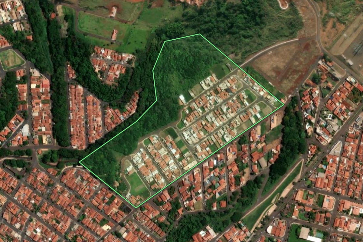 Imagem de satélite do imóvel rural em Barra Bonita (SP), com o contorno declarado no CAR desenhado por cima.