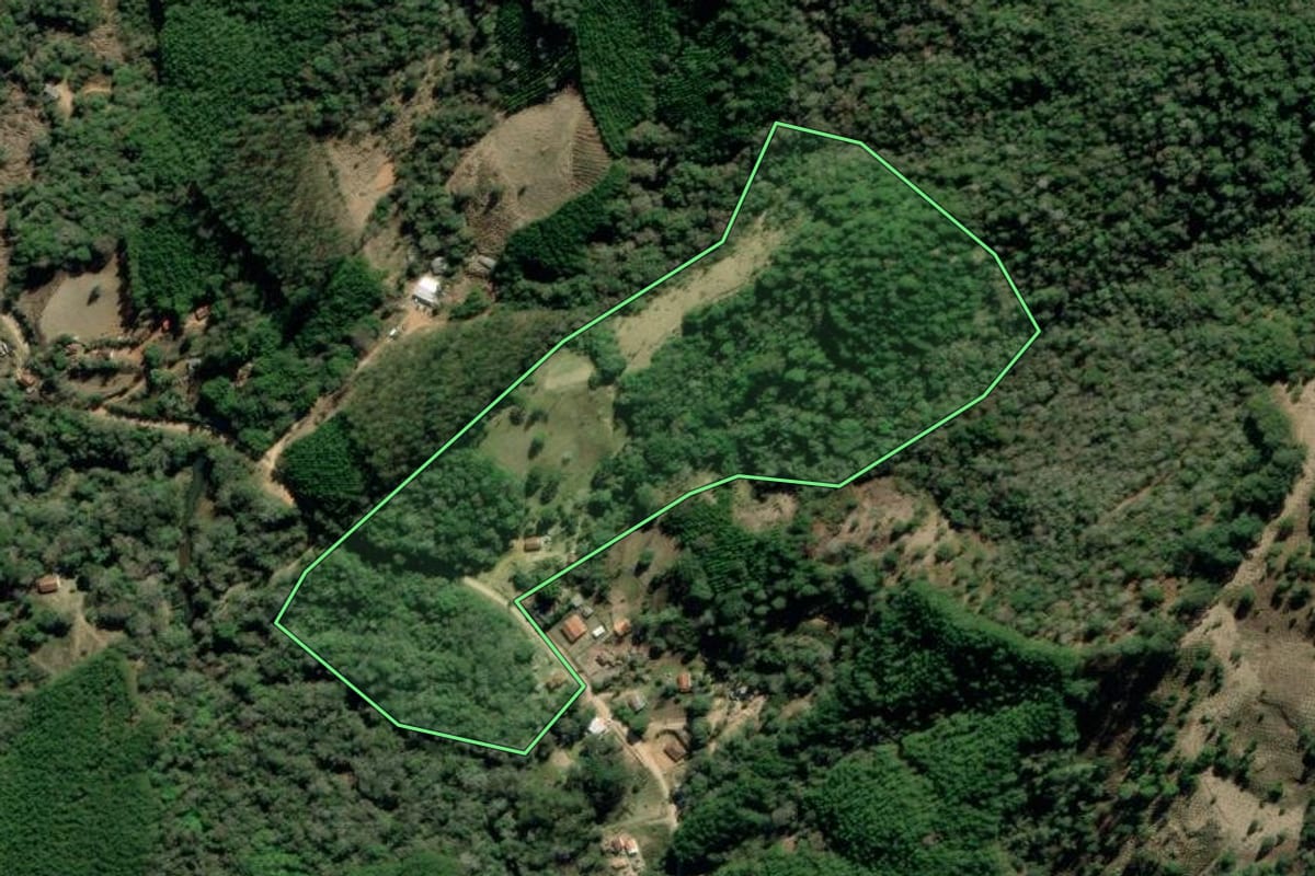 Imagem de satélite do imóvel rural em Barra do Chapéu (SP), com o contorno declarado no CAR desenhado por cima.
