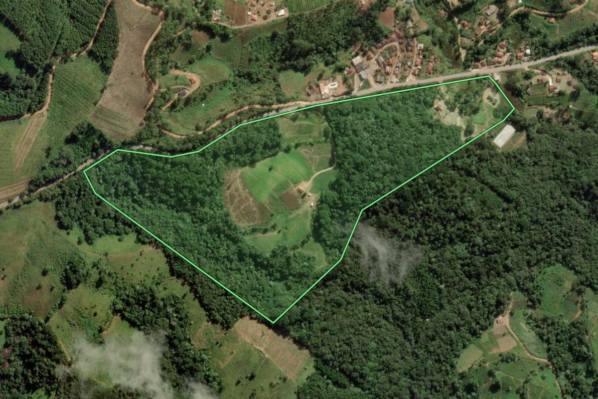 Imagem de satélite do imóvel rural em Barra do Chapéu (SP), com o contorno declarado no CAR desenhado por cima.