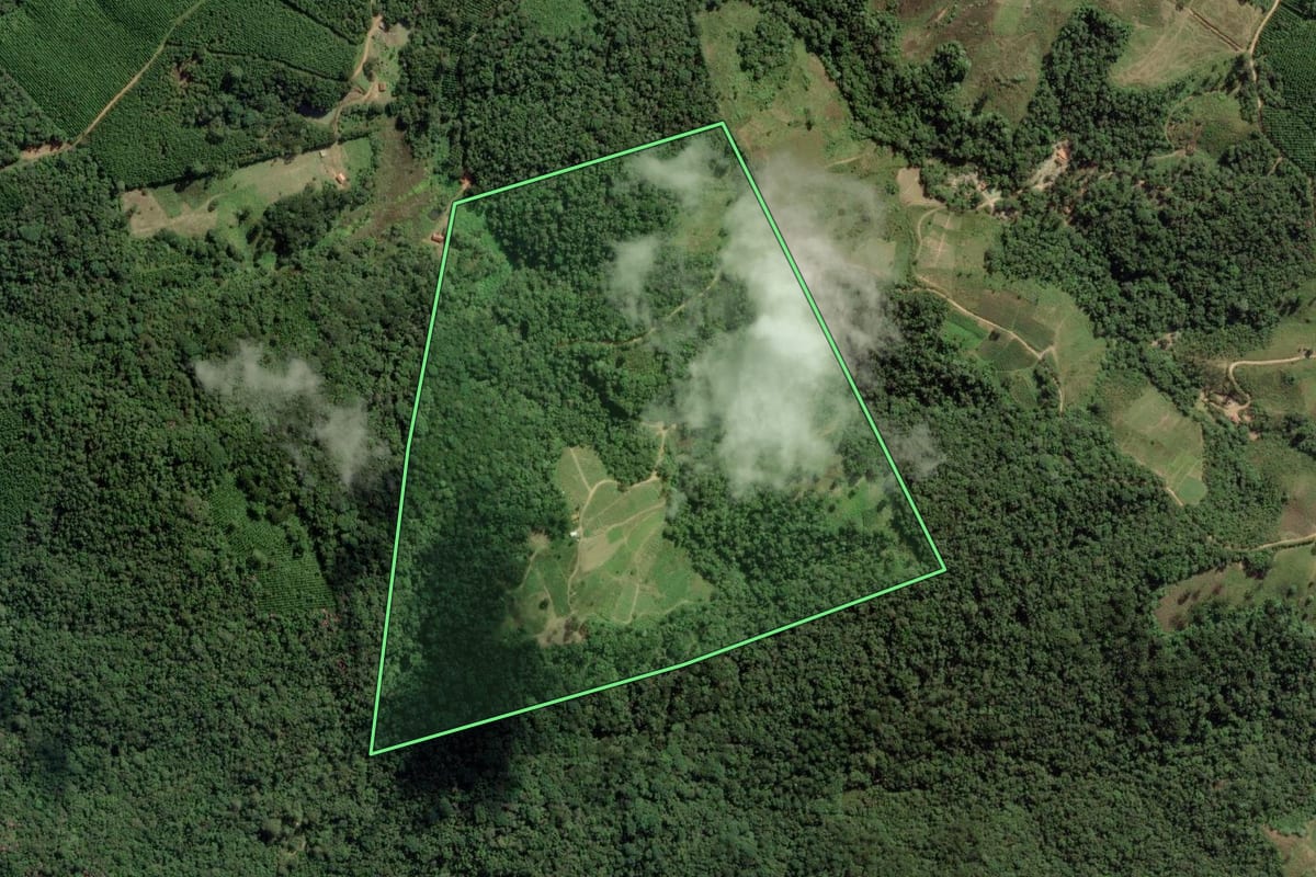 Imagem de satélite do imóvel rural em Barra do Chapéu (SP), com o contorno declarado no CAR desenhado por cima.