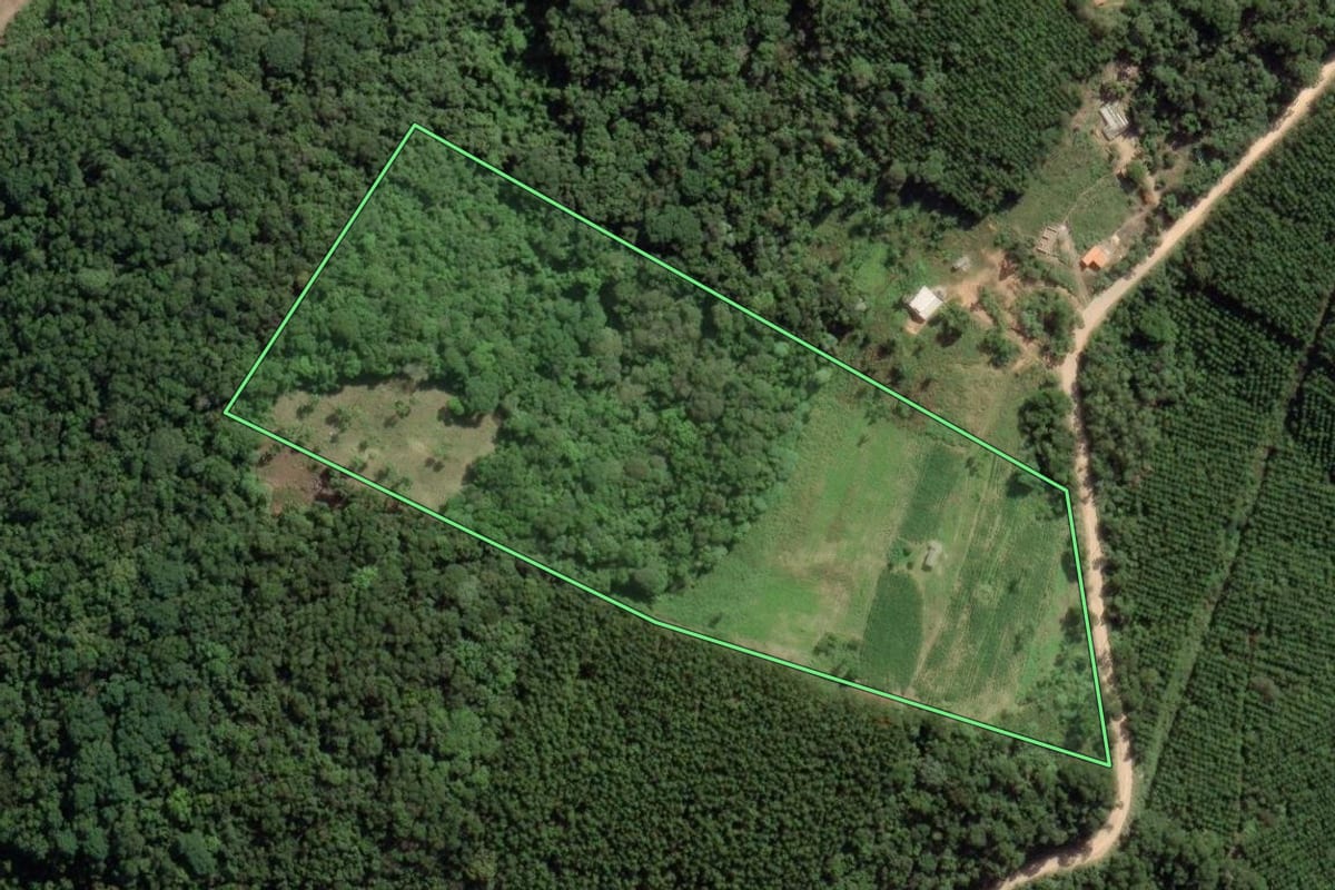 Imagem de satélite do imóvel rural em Barra do Chapéu (SP), com o contorno declarado no CAR desenhado por cima.