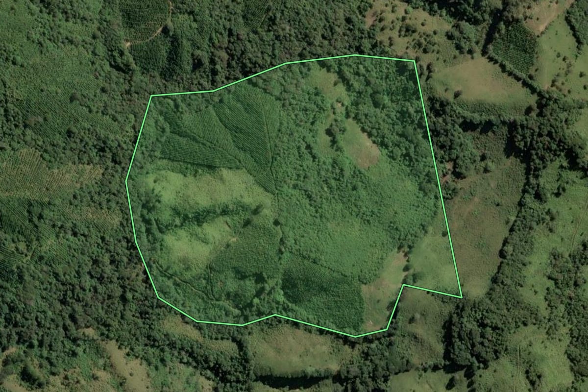 Imagem de satélite do imóvel rural em Barra do Chapéu (SP), com o contorno declarado no CAR desenhado por cima.