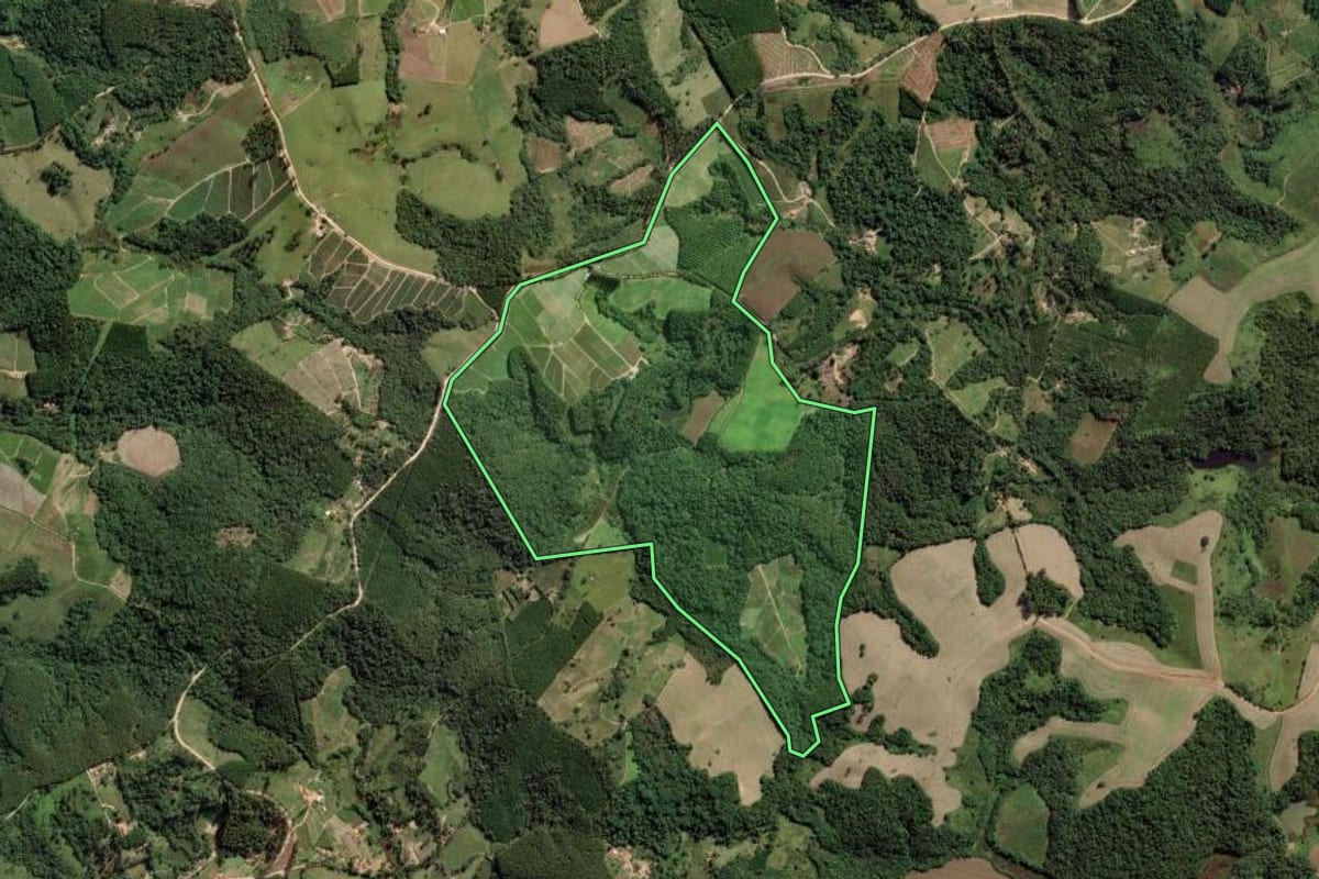 Imagem de satélite do imóvel rural em Barra do Chapéu (SP), com o contorno declarado no CAR desenhado por cima.