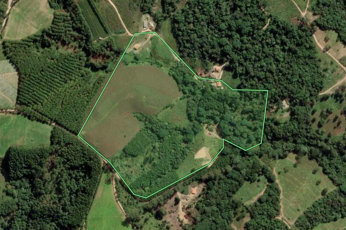 Imagem de satélite do imóvel rural em Barra do Chapéu (SP), com o contorno declarado no CAR desenhado por cima.
