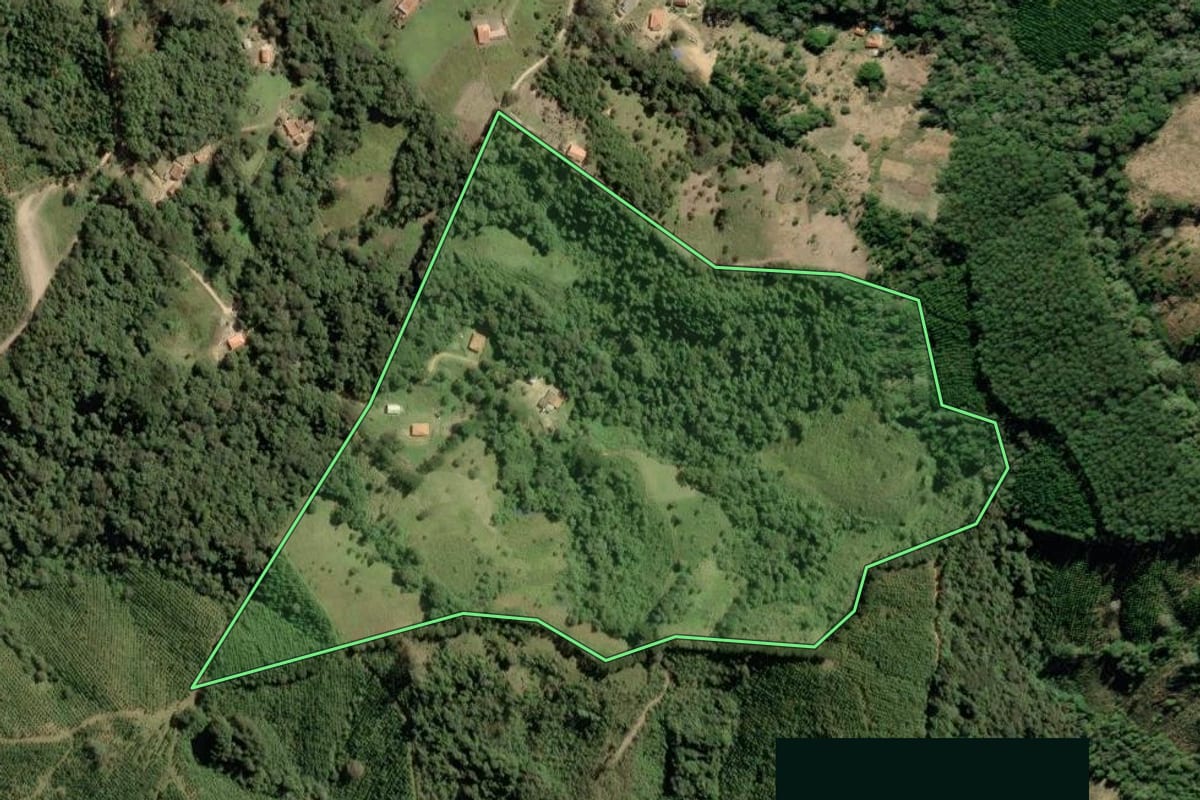 Imagem de satélite do imóvel rural em Barra do Chapéu (SP), com o contorno declarado no CAR desenhado por cima.
