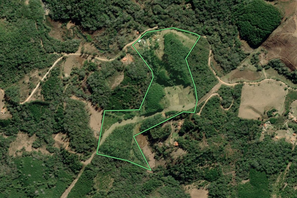Imagem de satélite do imóvel rural em Barra do Chapéu (SP), com o contorno declarado no CAR desenhado por cima.