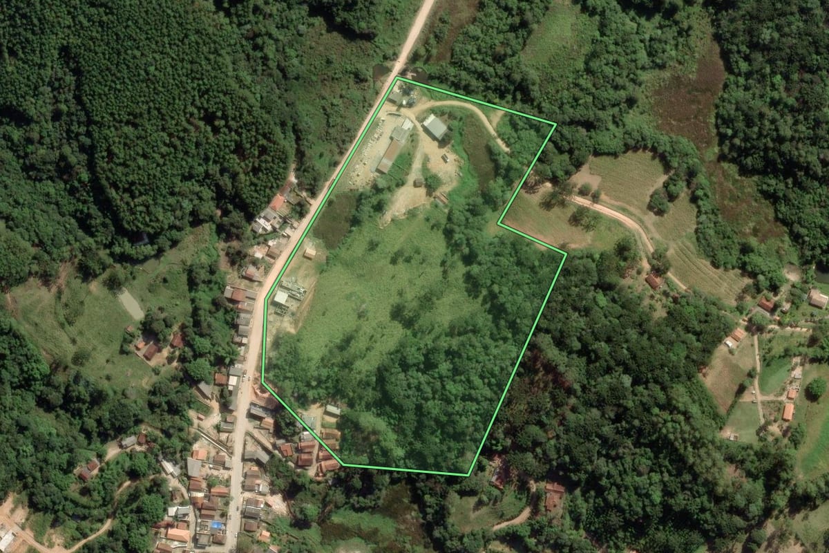 Imagem de satélite do imóvel rural em Barra do Chapéu (SP), com o contorno declarado no CAR desenhado por cima.