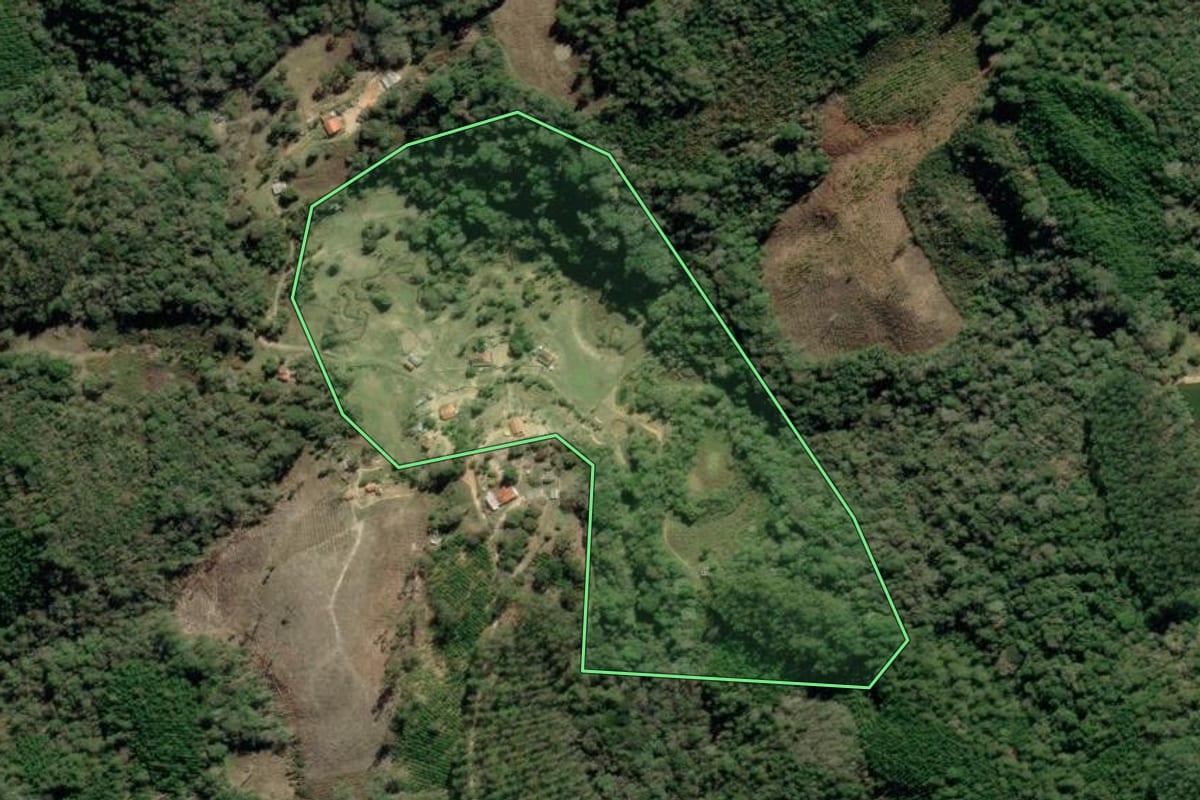 Imagem de satélite do imóvel rural em Barra do Chapéu (SP), com o contorno declarado no CAR desenhado por cima.