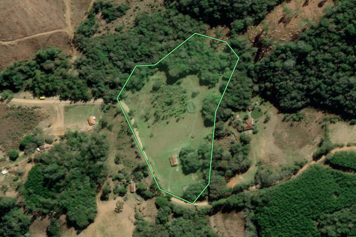 Imagem de satélite do imóvel rural em Barra do Chapéu (SP), com o contorno declarado no CAR desenhado por cima.